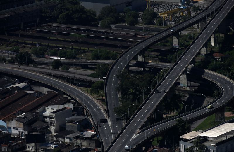 © Reuters. Vista aérea da Linha Amarela, no Rio de Janeiro (RJ)