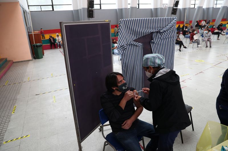 &copy; Reuters. Centro de vacinação contra Covid-19 em Santiago