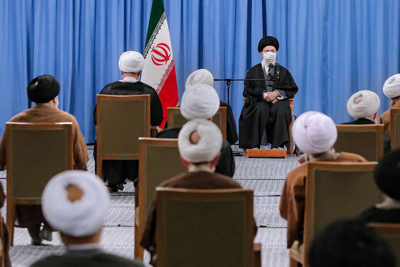 &copy; Reuters. El líder supremo de Irán, el ayatolá Alí Jamenei, se reúne con miembros de la Asamblea de Expertos en Teherán, Irán.