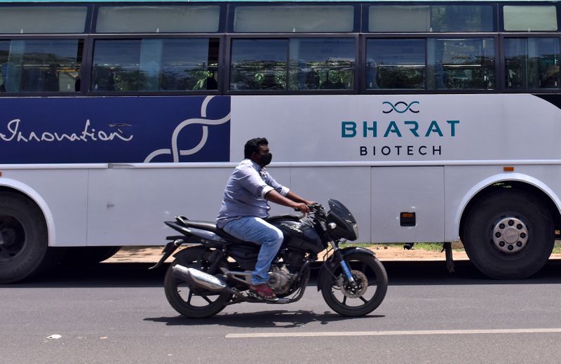 &copy; Reuters. Ônibus da indiana Bharat Biotech, em Hyderabad