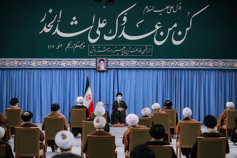 &copy; Reuters. Iran&apos;s Supreme Leader Ayatollah Ali Khamenei meets members of the Assembly of Experts in Tehran