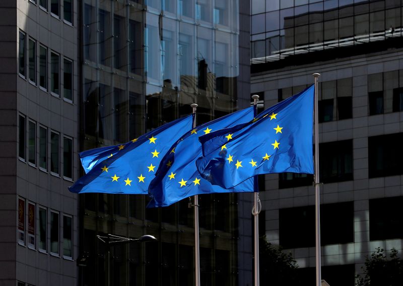 &copy; Reuters. Bandeiras da União Europeia em frente à sede da Comissão Europeia em Bruxelas, Bélgica. 21/08/2020. REUTERS/Yves Herman.
