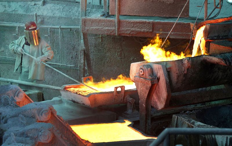 © Reuters. FILE PHOTO: A worker monitors a process at the Codelco Ventanas copper smelter in Ventanas, Chile