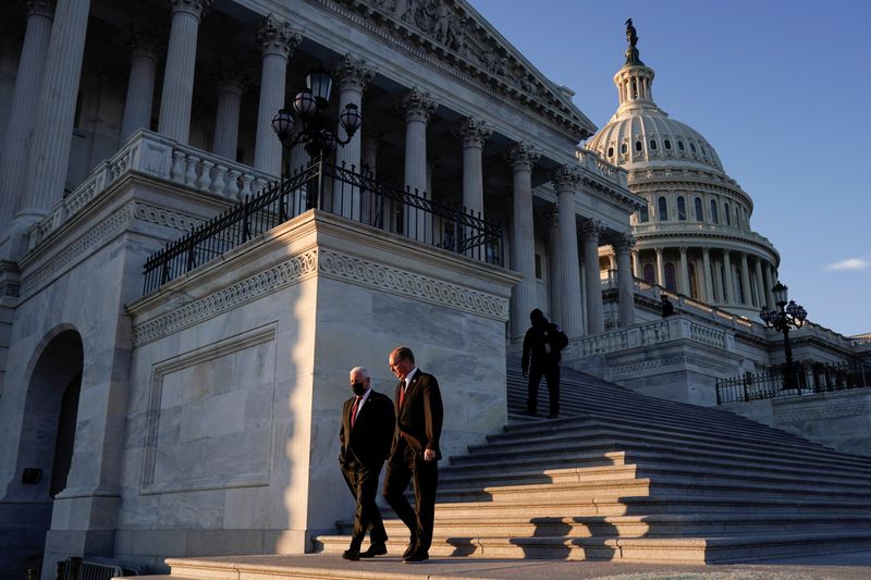 &copy; Reuters. FOTO DE ARCHIVO. Miembros del Congreso de Estados Unidos se marchan después de votar el juicio político contra el presidente de Estados Unidos, Donald Trump, en el Capitolio de Estados Unidos, en Washington, Estados Unidos.