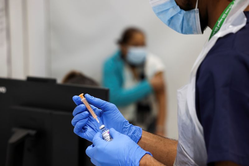 &copy; Reuters. FILE PHOTO: COVID-19 vaccinations in London