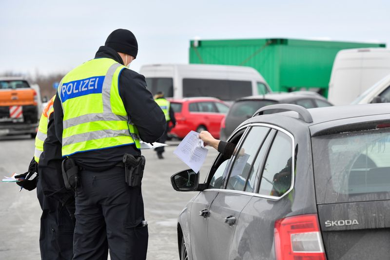 &copy; Reuters. FILE PHOTO: The German-Czech border crossing of Breitenau is closed due to COVID-19 precautions