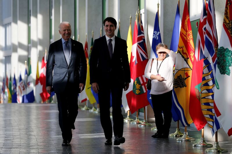 &copy; Reuters. FILE PHOTO: A woman watches as U.S. Vice President Joe Biden and Canada&apos;s Prime Minister Justin Trudeau arrive at the First Ministers’ meeting in Ottawa