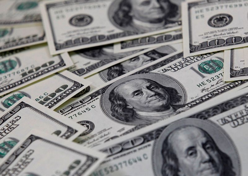 &copy; Reuters. Dólar tem leve queda contra real após ganhos da véspera de olho em risco fiscal e político