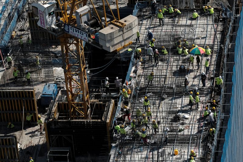 &copy; Reuters. Workers work at a construction site in central Bangkok