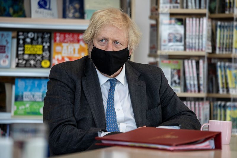 &copy; Reuters. Il primo ministro britannico Boris Johnson visita la Sedgehill School a Londra