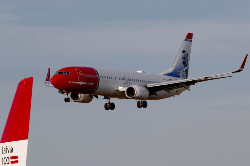 © Reuters. FILE PHOTO: Norwegian Air Sweden Boeing 737-800 plane SE-RRY approaches Riga International Airport in Riga