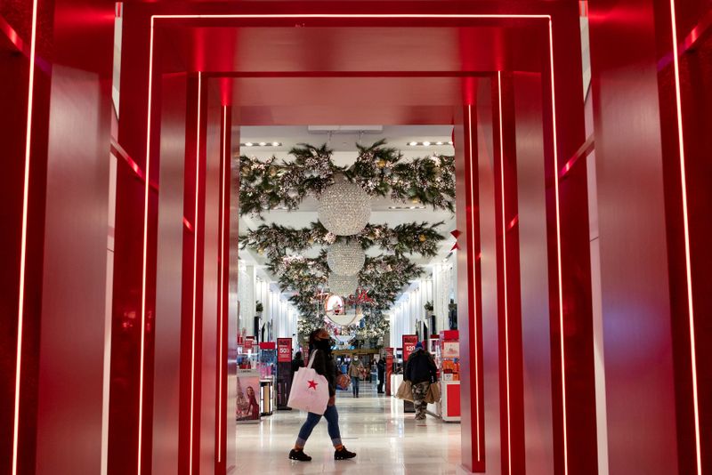 © Reuters. FILE PHOTO: People visit Macy's Herald Square during early opening for the Black Friday sales in Manhattan, New York