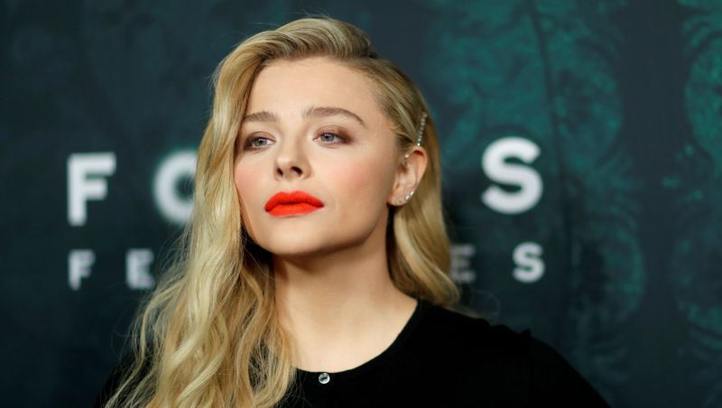 &copy; Reuters. FILE PHOTO: Cast member Moretz poses at a screening for the movie &quot;Greta&quot; in Los Angeles