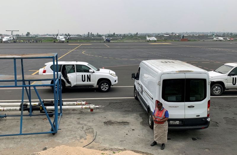 &copy; Reuters. Furgone che trasporta le salme dell&apos;ambasciatore italiano Luca Attanasio e del carabiniere Vittorio Iacovacci, rimasti entrambi uccisi in un attacco a un convoglio delle Nazioni Unite nel villaggio di Ruhimba all&apos;aeroporto di Goma