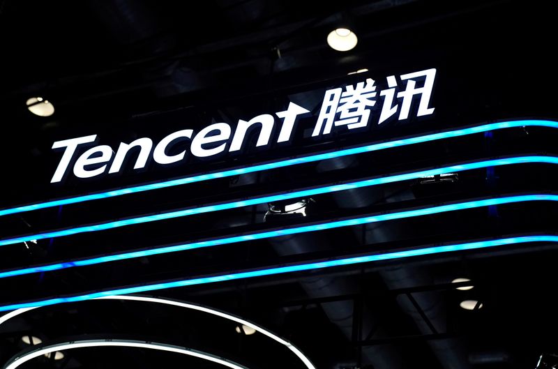 &copy; Reuters. Logo Tencent presso lo stand dell&apos;azienda durante la China International Fair for Trade in Services del 2020 a Pechino
