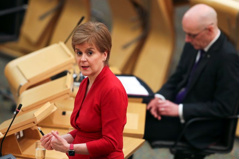© Reuters. Scottish First Minister Nicola Sturgeon makes a statement on the COVID-19 restrictions, in Edinburgh