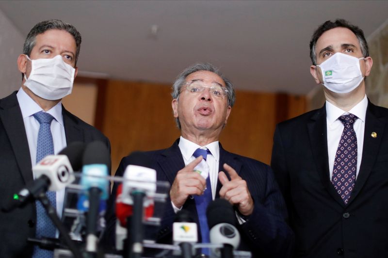 © Reuters. O ministro da Economia do Brasil, Paulo Guedes, fala entre o presidente da Câmara dos Deputados, Arthur Lira, e o presidente do Senado, Rodrigo Pacheco