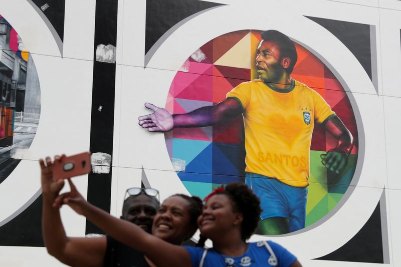 &copy; Reuters. Fãs tiram foto em frente a mural de Pelé em Santos