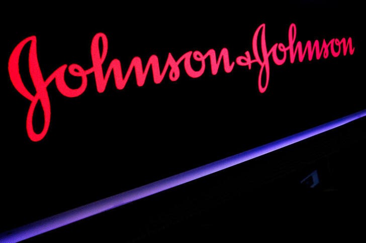 &copy; Reuters. Foto de archivo del logo de Johnson &amp; Johnson