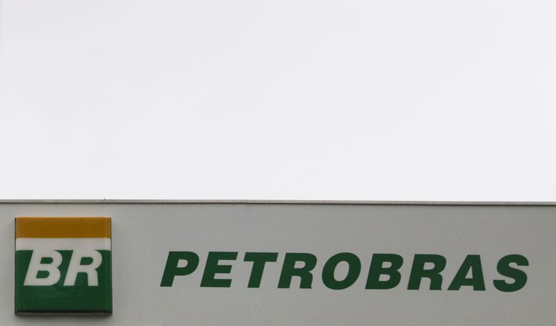 &copy; Reuters. Brazilian oil company Petrobras logo is seen in Rio de Janeiro
