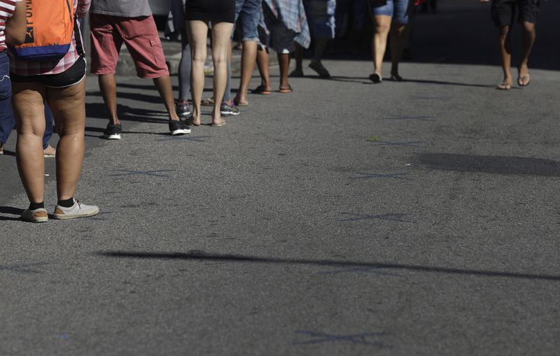 &copy; Reuters. Pessoas fazem fila em agência da Caixa no Rio de Janeiro para receber pagamento do auxílio emergencial