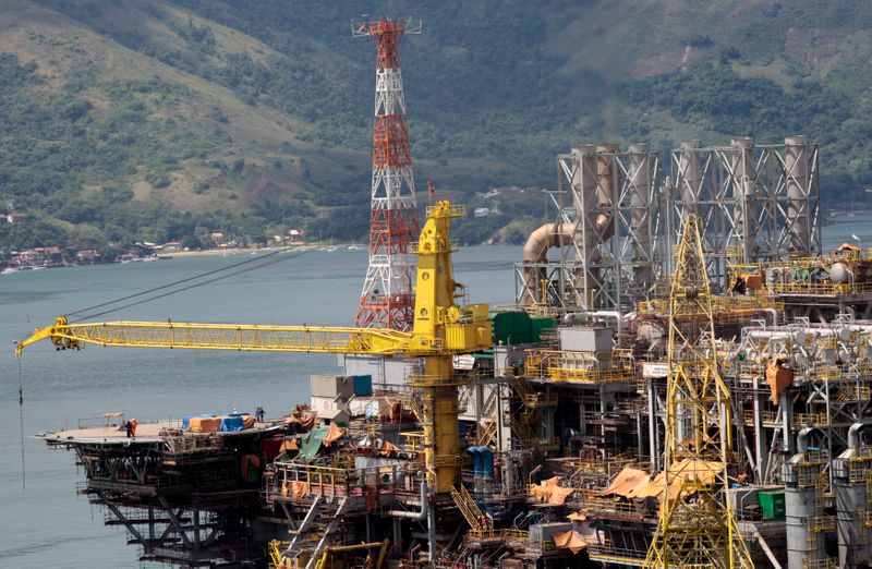 © Reuters. Plataforma da Petrobras durante fase de construção no litoral do Rio de Janeiro