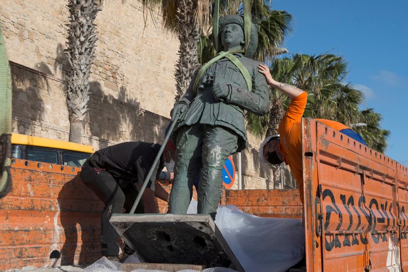 &copy; Reuters. Estátua do ex-ditador espanhol Francisco Franco é retirada em Melilla