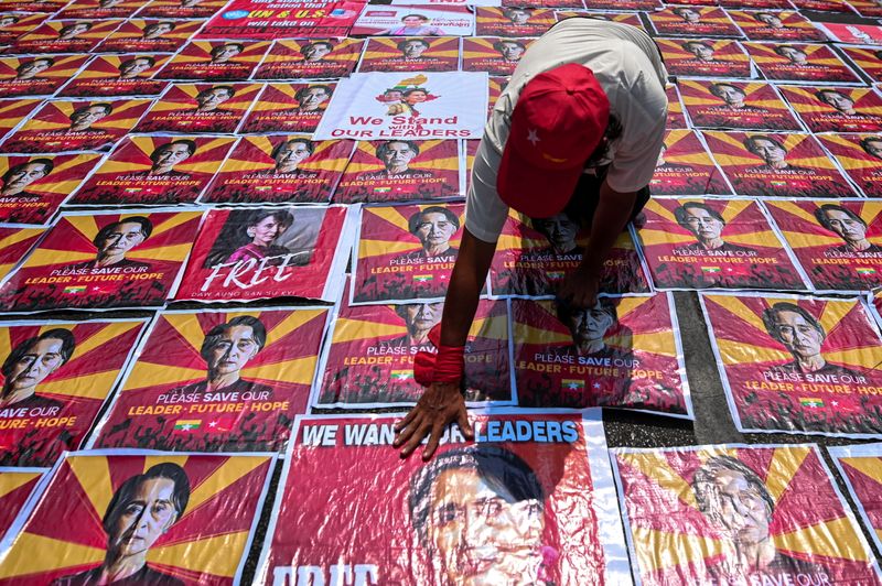 &copy; Reuters. Demonstrators protest against military coup in Yangon