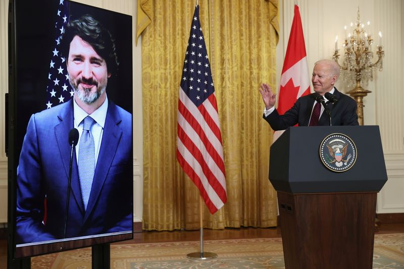 © Reuters. U.S. President Joe Biden gestures to Canada’s Prime Minister Justin Trudeau, appearing via video conference call, during closing remarks at the end of their virtual bilateral meeting from the White House in Washington