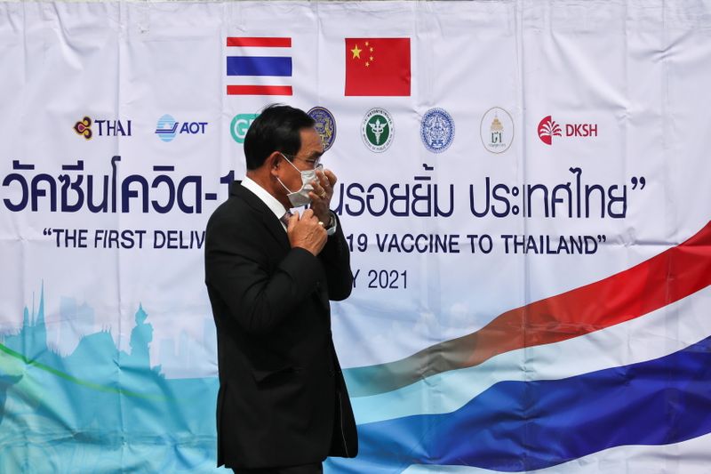 &copy; Reuters. Arrival of a shipment of 200,000 doses of the Sinovac coronavirus disease (COVID-19) vaccine at Bangkok&apos;s Suvarnabhumi International Airport