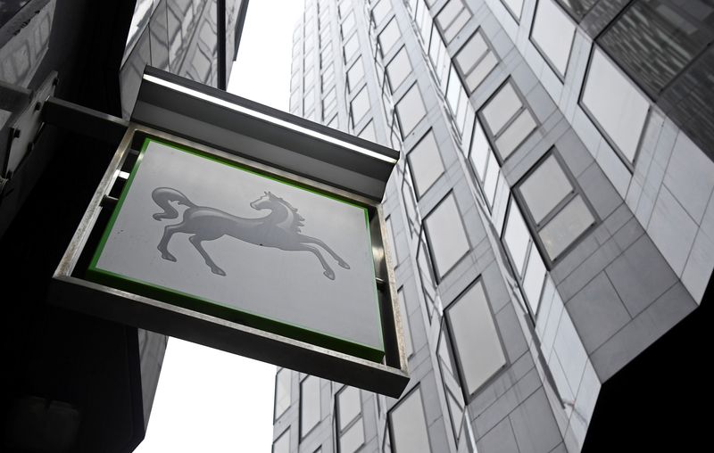 &copy; Reuters. FILE PHOTO: A sign hangs outside a Lloyds Bank branch in London
