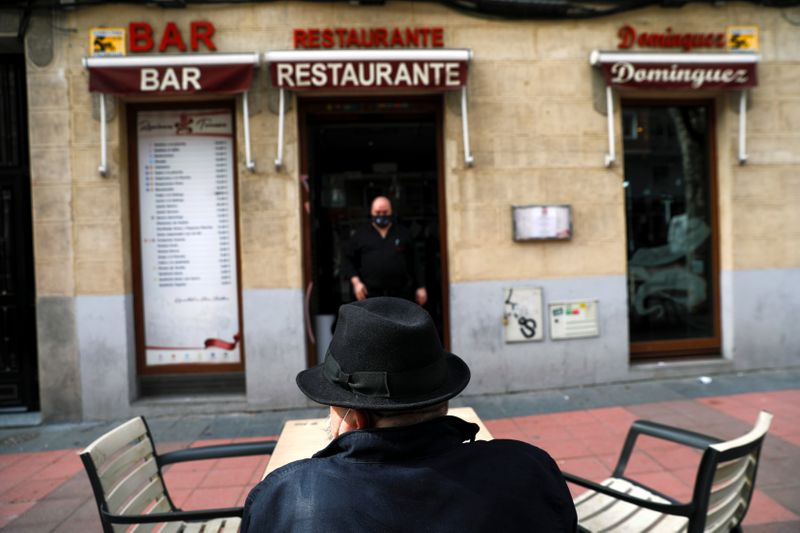 &copy; Reuters. Evaristo Pose Pérez, propietario del restaurante &quot;Domínguez&quot;, en la terraza de su bar durante la epidemia de coronavirus (COVID-19) en Madrid