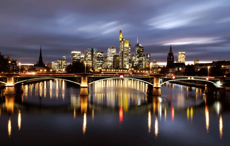 &copy; Reuters. FOTO DE ARCHIVO: El horizonte del distrito financiero de Fráncfort, Alemania