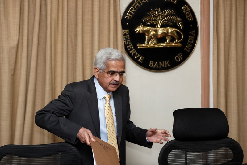 &copy; Reuters. RBI Governor Shaktikanta Das greets the media in Mumbai