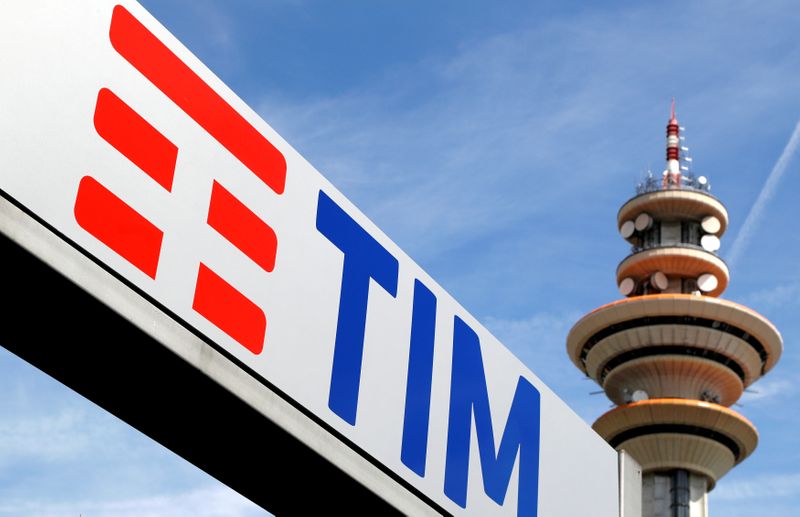 &copy; Reuters. Logo di Telecom Italia presso la sede di Rozzano