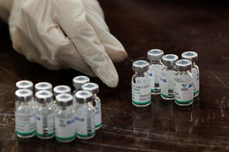 &copy; Reuters. Profissional de saúde manuseia frascos da vacina contra Covid-19 da Sinopharm em Karachi, no Paquistão