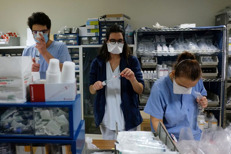 © Reuters. La enfermera Ines Lopes prepara la medicación en el turno de noche del Hospital Sao José, Unidad de Cuidados Intensivos (UCI) durante la epidemia de coronavirus (COVID-19) en Lisboa