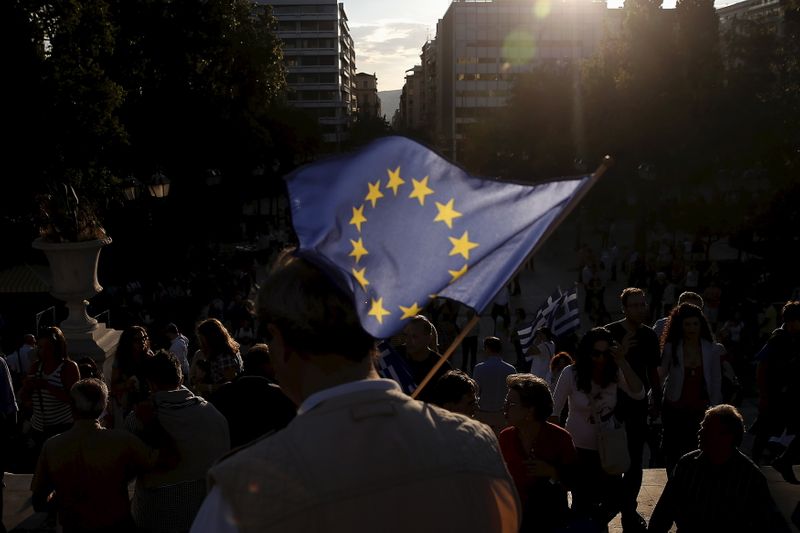 &copy; Reuters. Un manifestante pro-UE tiene una bandiera dell&apos;Unione europea durante una manifestazione ad Atene