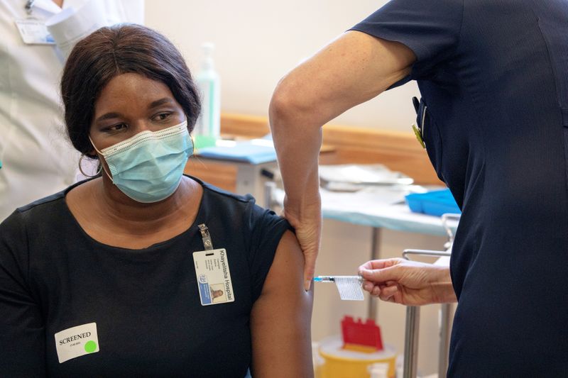 &copy; Reuters. FILE PHOTO: COVID-19 vaccination at Khayelitsha Hospital near Cape Town