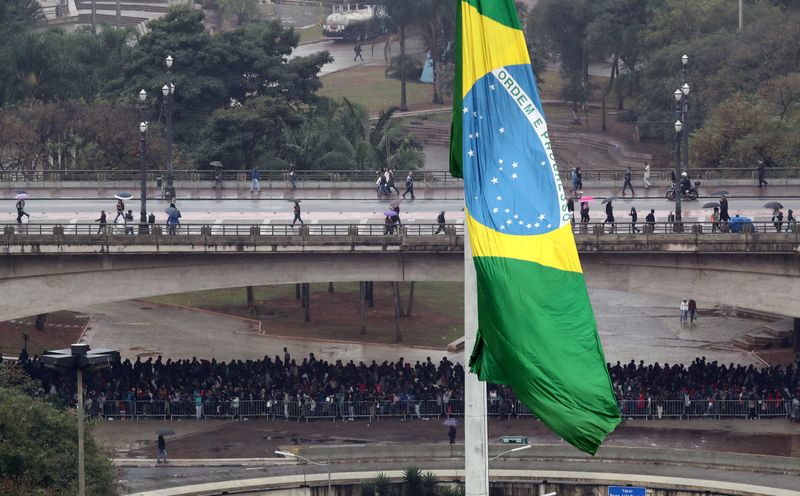 &copy; Reuters. Una fila de desempleados en una fila en Sao Paulo, Brasil