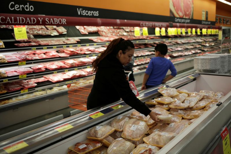 &copy; Reuters. A woman selects food at a supermarket in Ciudad Juarez,