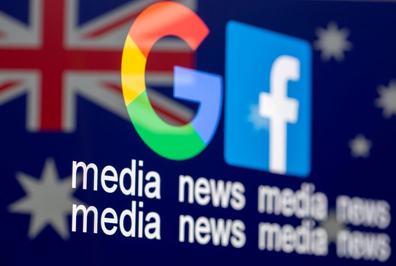 &copy; Reuters. FOTO DE ARCHIVO: Los logotipos de Google y Facebook, las palabras &quot;medios, noticias, medios&quot; y la bandera australiana en una foto de ilustración