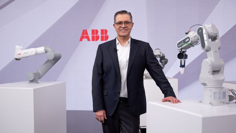 © Reuters. FILE PHOTO: Head of ABB Robotics and Discrete Automation business Sami Atiya poses next to robots in Zurich