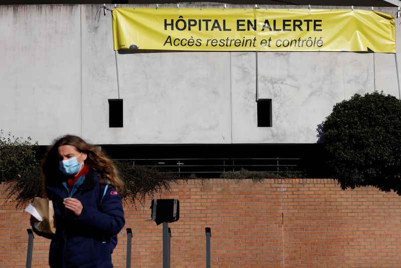 &copy; Reuters. Cartaz alerta sobre alerta em hospital por causa da pandemia de Covid-19 em Dunkirk, na França