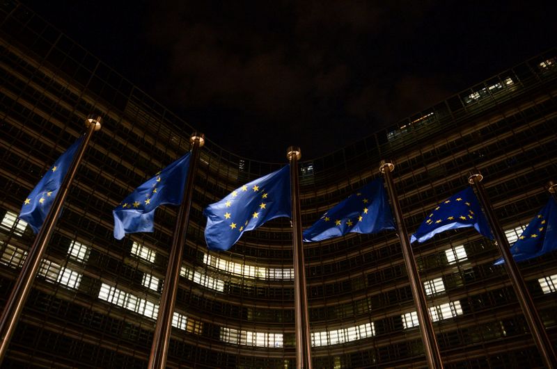 &copy; Reuters. Alcune bandiere dell&apos;Unione europea davanti alla sede della Commissione europea