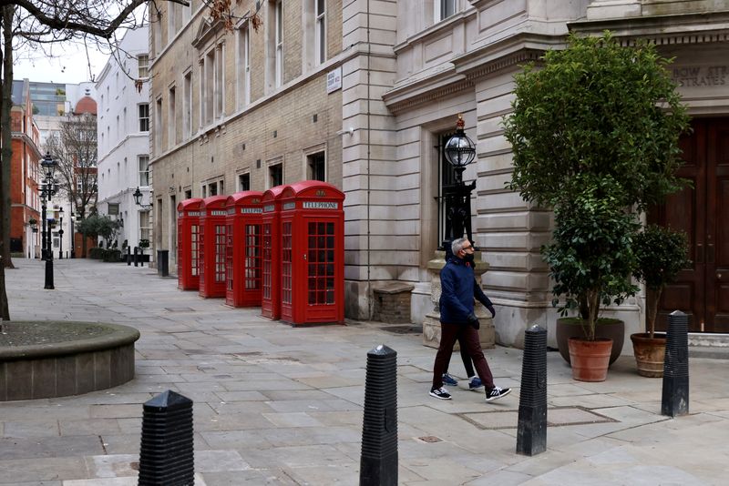 &copy; Reuters. FILE PHOTO: People walk along a deserted street in London