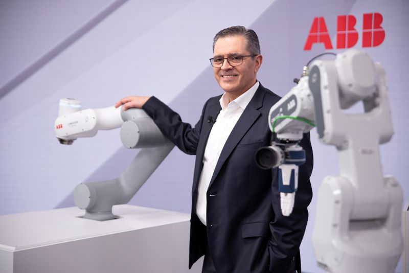 &copy; Reuters. Sami Atiya, director del negocio de Robótica y Automatización Discreta de ABB, posa junto a los robots en Zúrich, Suiza
