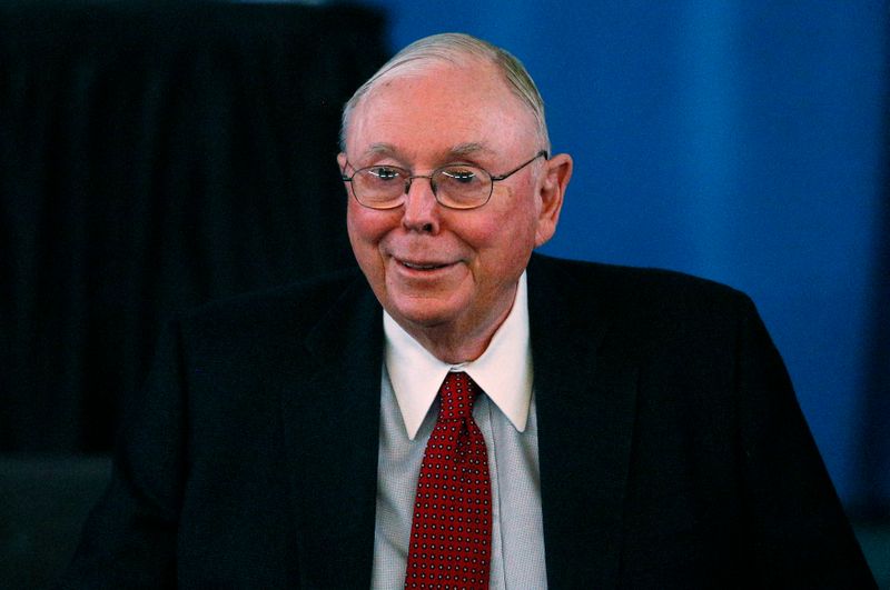 &copy; Reuters. Berkshire Hathaway Vice Chairman Munger arrives to begin the company&apos;s annual meeting in Omaha