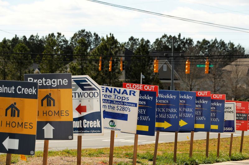 © Reuters. FILE PHOTO: Real estate signs advertise new homes for sale in multiple new developments in York County, South Carolina