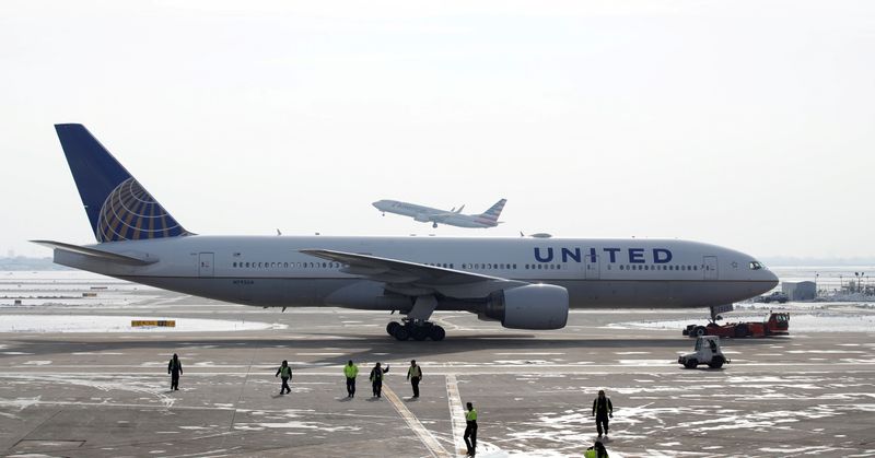 &copy; Reuters. FOTO DE ARCHIVO: Un avión Boeing 777-200ER de United Airlines en Chicago, Illinois, Estados Unidos